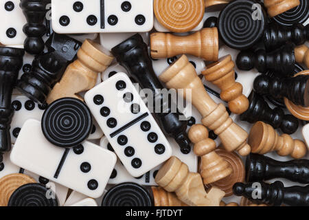 Domino, Schachfiguren und Zugluft (Dame). Stockfoto