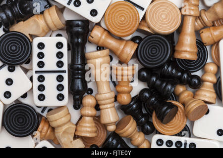 Domino, Schachfiguren und Zugluft (Dame). Stockfoto