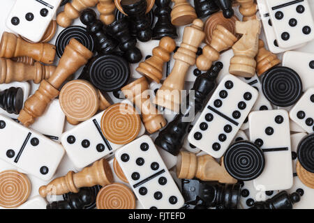 Domino, Schachfiguren und Zugluft (Dame). Stockfoto