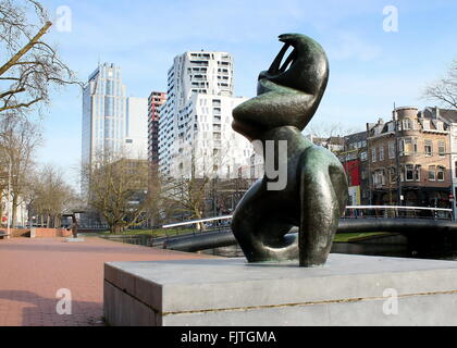 Statue La Grande Musicienne am Westersingel & Mauritsweg, Rotterdam, Niederlande.  Calypso & Millennium Towers im Hintergrund Stockfoto