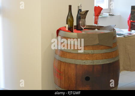 Alte dekorative Lauf mit Weinflaschen in Südfrankreich Stockfoto