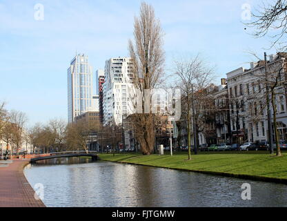 Westersingel Wasserstraße und Mauritsweg, Rotterdam, Niederlande. Im Hintergrund De Calypso & Millennium Tower Stockfoto