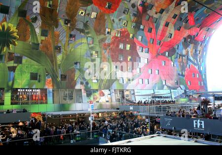 Extrem bunte Kunstwerk an der Decke der Rotterdamse Markthal (Rotterdam-Markthalle), Rotterdam, Niederlande Stockfoto