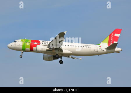 TAP Portugal Airbus A320-200 CS-TNV landet auf dem Flughafen London Heathrow, Vereinigtes Königreich Stockfoto