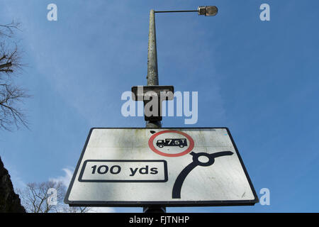 Verkehrsschild unter Angabe einer Kreuzung 100 Yards voran und einer Seitenstraße mit einem 7,5-Tonnen-Gewichtsbeschränkung Stockfoto