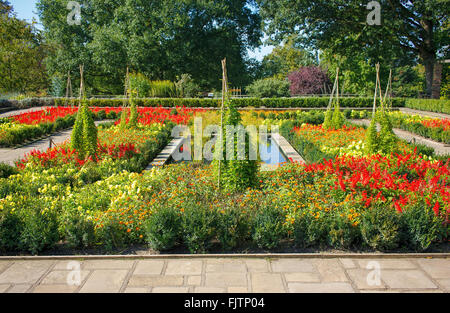 Bunte Blumen-Garten mit wegen und Teich Stockfoto