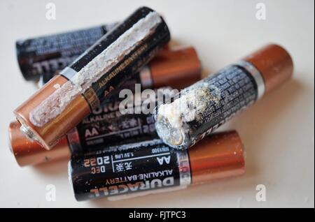 Alten alkalische Haushaltsbatterien Leck eine weiße Substanz, knusprige von Kaliumcarbonat (K2CO3) Stockfoto