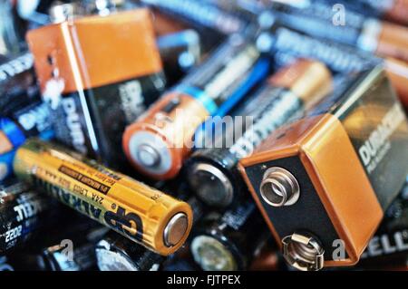 Recycling alkalische Haushaltsbatterien, die Umwelt zu schonen Stockfoto