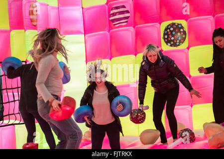 London, Großbritannien. 3. März, 2016. "Bouncingham Schloss 'Candy Crush Jelly Saga promo Hüpfburg ist in der Nähe der Tower Bridge gestartet. Credit: Guy Corbishley/Alamy leben Nachrichten Stockfoto