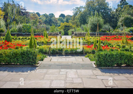 Bunte Blumen-Garten mit wegen und Teich Stockfoto