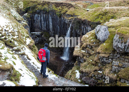 Walker, blickte in Hull Topf Horton in Ribblesdale, Nord, Yorkshire, England. Stockfoto