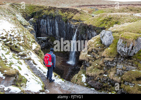 Walker, blickte in Hull Topf Horton in Ribblesdale, Nord, Yorkshire, England. Stockfoto