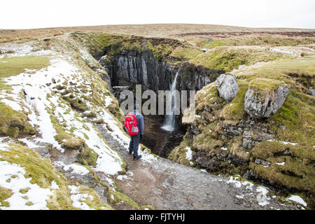 Walker, blickte in Hull Topf Horton in Ribblesdale, Nord, Yorkshire, England. Stockfoto