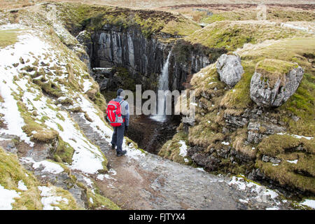 Walker, blickte in Hull Topf Horton in Ribblesdale, Nord, Yorkshire, England. Stockfoto