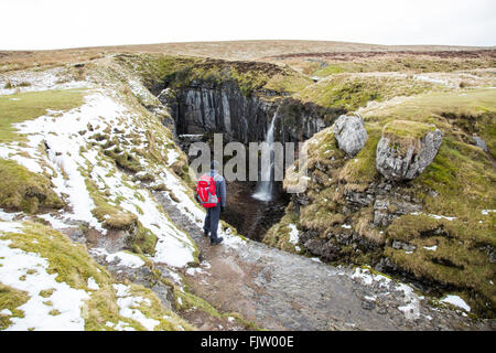 Walker, blickte in Hull Topf Horton in Ribblesdale, Nord, Yorkshire, England. Stockfoto