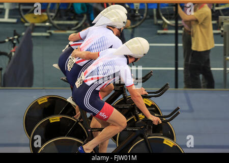 London, UK, 3. März 2016. UCI 2016 Track Cycling World Championships. Der Brite Sir Bradley Wiggins, Owain Doull und Andy Tennant gratulieren einander nach dem Gewinn ihrer ersten Runde Hitze der Bahnvierer gegen Italien. Sie kämpfen gegen Australien um die Gold- und Silbermedaillen. Bildnachweis: Clive Jones/Alamy Live-Nachrichten Stockfoto