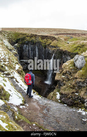 Walker, blickte in Hull Topf Horton in Ribblesdale, Nord, Yorkshire, England. Stockfoto