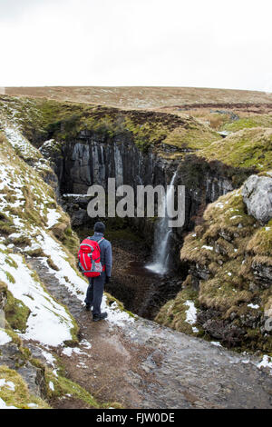 Walker, blickte in Hull Topf Horton in Ribblesdale, Nord, Yorkshire, England. Stockfoto