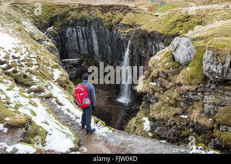 Walker, blickte in Hull Topf Horton in Ribblesdale, Nord, Yorkshire, England. Stockfoto