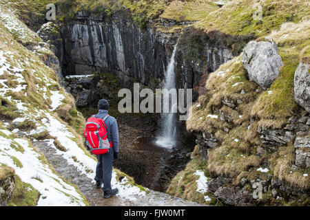 Walker, blickte in Hull Topf Horton in Ribblesdale, Nord, Yorkshire, England. Stockfoto