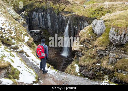 Walker, blickte in Hull Topf Horton in Ribblesdale, Nord, Yorkshire, England. Stockfoto