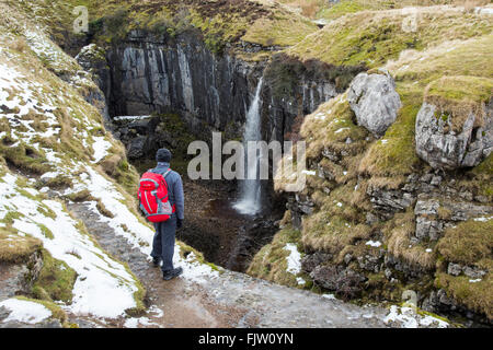 Walker, blickte in Hull Topf Horton in Ribblesdale, Nord, Yorkshire, England. Stockfoto