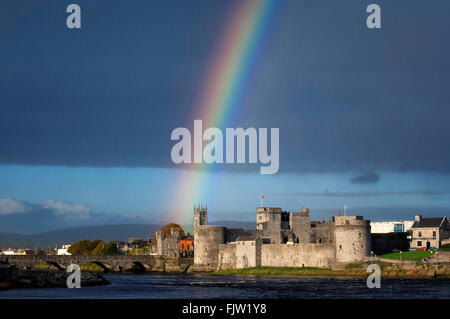 Regenbogen über King John Castle Limerick Irland Stockfoto