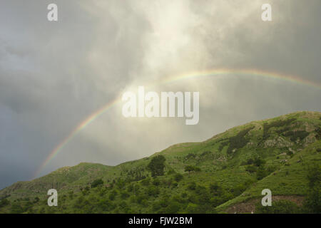 Regenbogen im Tal Vardzia, kleiner Kaukasus, Georgien Stockfoto