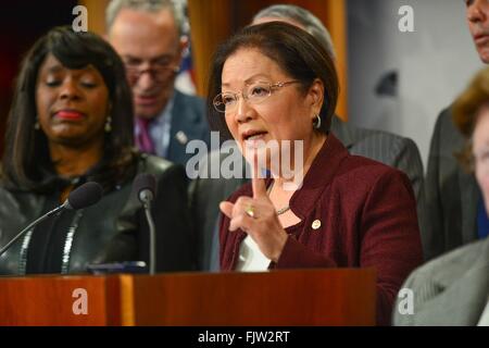 Demokratischen Senator Mazie Hirono Verknüpfungen mit Senat Demokraten und der Congressional Black Caucus Senat Republikaner fordern, um ihre Arbeit zu tun stoppen, ignorieren die Verfassung und Commit auswählen eine neue oberste Gerichtshof nominierte 3. März 2016 in Washington, DC zu erfüllen. © Planetpix/Alamy Live-Nachrichten Stockfoto