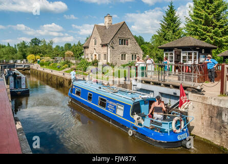 Hausboot passiert Iffley Lock auf der Themse in der Nähe von Oxford, Oxfordshire, England Stockfoto