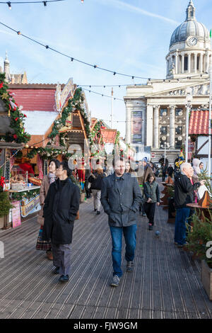 Die Leute, die die Nottingham Weihnachtsmarkt auf dem Alten Markt, Nottingham, England, Großbritannien Stockfoto