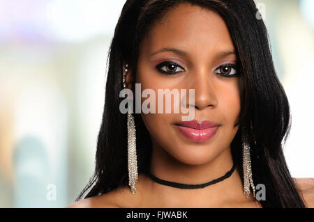 Porträt des afroamerikanischen Frau in Bürogebäude Stockfoto