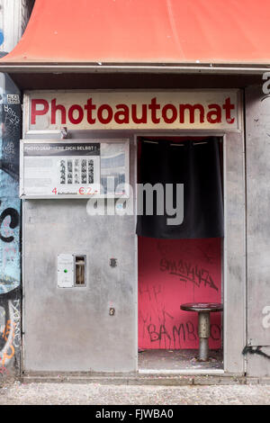 BERLIN, März 03: Automatische Fotokabine in Kottbusser Tor in das SO36, Kreuzberg in Berlin am 3. März 2016. Stockfoto