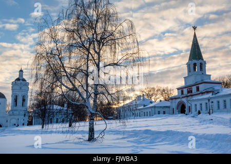 Blick auf die Front (Palast) Tor und Glockenturm in Kolomenskoje Bezirk von Moskau City, Russland Stockfoto