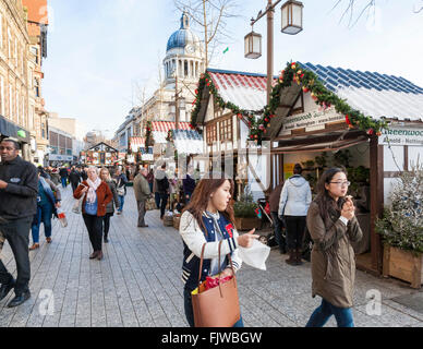 Leute, Nottingham Weihnachtsmarkt, einer der vielen Weihnachtsmärkte jetzt in Großbritannien statt. Lange Reihe, der Alte Markt, Nottingham, England, Großbritannien Stockfoto