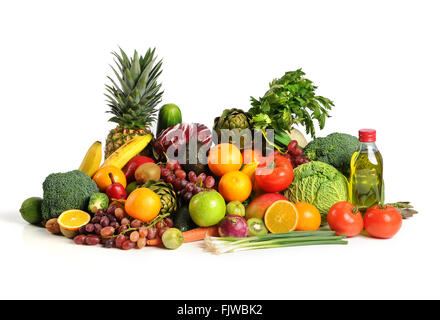 Frisches Obst und Gemüse mit Olivenöl auf Tisch isoliert auf weißem Hintergrund Stockfoto