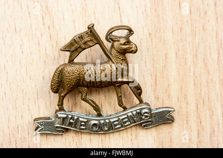 Ersten Weltkrieg, der Große Krieg. British Army Cap Badge. Die Queen's Regiment. Ram-holding Standard mit dem 'Queens' auf Metall blättern. Stockfoto