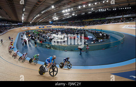 3. März 2016, Lee Valley VeloPark, Queen Elizabeth Olympic Park, London, England.  Gesamtansicht der Radrennbahn im Scratch Frauenlauf.  Stephen Bartholomäus/Stephen Bartholomäus Fotografie Stockfoto