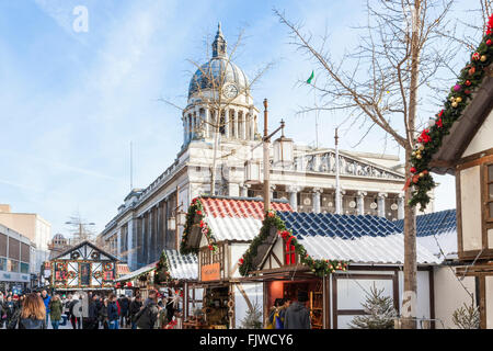 Das Nottingham Weihnachtsmarkt mit dem Rat Haus im Hintergrund. Der alte Marktplatz, Nottingham, England, Großbritannien Stockfoto