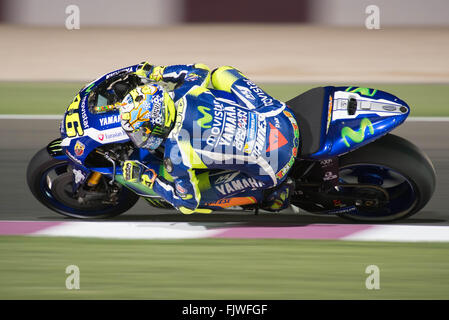 Doha, Katar. 3. März 2016. Valentino Rossi Mitte wiederum am zweiten Tag der abschließenden Vorsaison-Test in Losail International Circuit vor 2016 FIM Motorrad Grand Prix Championship beginnt Credit: Tom Morgan/Alamy Live News Stockfoto