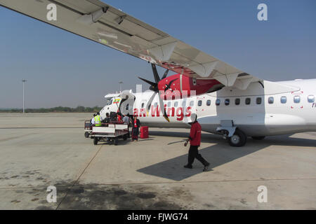 Asian Wings Airways ATR 72-500-Flugzeug für die Ausreise vorbereitet. Mandalay International Airport, Mandalay, Myanmar (Burma). Stockfoto