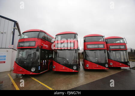 Die neue Routemaster bezog sich ursprünglich auf als der neue Bus für London und im Volksmund bekannt als Boris Bus oder Borismaster (ein Kofferwort aus den Namen der ehemaligen Bürgermeister von London, Boris Johnson, der ihre Einführung fuhr, und dass die AEC Routemaster, die sie waren entworfen, um zu ersetzen) ist ein Hybrid-Diesel-elektrischen Doppeldecker-Bus in London betrieben. Entworfen von Heatherwick Studio, es wird von Wrightbus hergestellt und zeichnet sich durch ein "Hop-on Hop-off" hinten offene Plattform ähnlich der Routemaster Bus Originalentwurf aber aktualisierte Anforderungen für moderne Busse voll sein mit Stockfoto