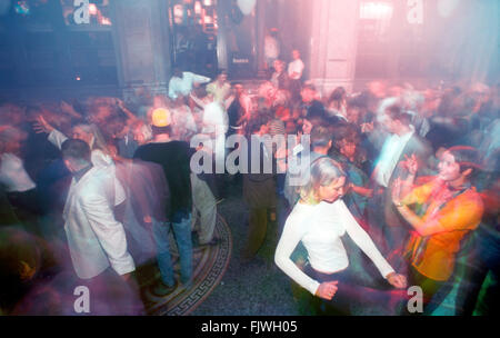 Tanzfläche mit Blitzleuchten und Musik in Stockholm Nachtclub verpackt Stockfoto