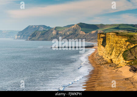 Winter Sonne leuchtet der goldene Felsen von East Cliff an der West Bay in Dorset auf der Suche nach Golden Cap. Foto: Graham Jagd-/Alamy Stockfoto