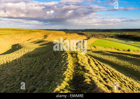 Blick auf die Eisenzeit Wallburg von Maiden Castle in der Nähe von Dorchester, Dorset, Großbritannien Stockfoto