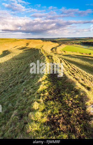 Blick auf die Eisenzeit Wallburg von Maiden Castle in der Nähe von Dorchester, Dorset, Großbritannien Stockfoto