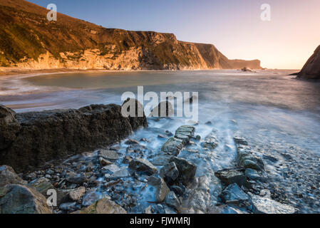 Am frühen Morgen Sonnenschein am felsigen Strand bei Man O'War Bay neben Durdle Door am Lulworth in Dorset. Foto: Graham Jagd-/Alamy Stockfoto