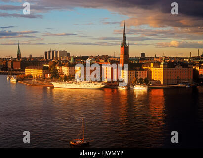 Kirchturm von Riddarholmen Chruch auf Insel Riddarholmen reflektiert Riddarfjarden Gewässer in Stockholm in der Nähe von sunset Stockfoto