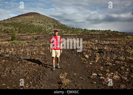 ID00504-00... IDAHO - Wanderer auf dem Wildnis-Trail im Krater des Moon Nationalmonument and Preserve. Stockfoto