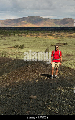 ID00510-00... IDAHO - Wanderer auf dem Wildnis-Trail im Krater des Moon National Monument and Preserve Klettern The Sentinel. Stockfoto